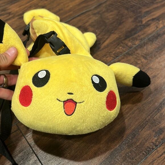 2010 Pikachu backpack 13 inch long cool bag for any Pokémon collector or lover - Picture 4 of 10